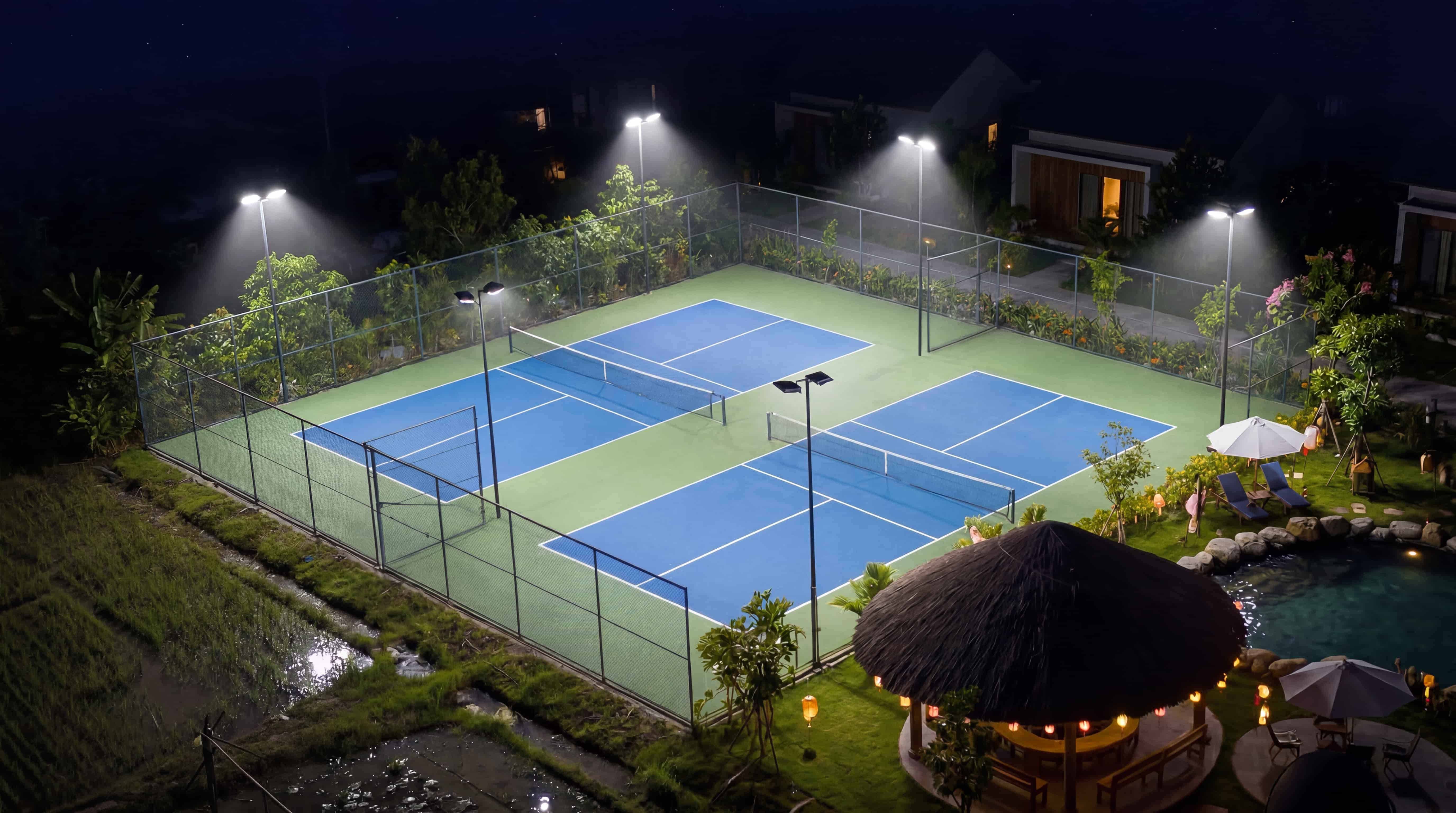 Sportkation Mekong Delta — Sân Pickleball: Sân chuyên nghiệp có đèn LED dưới ánh sao