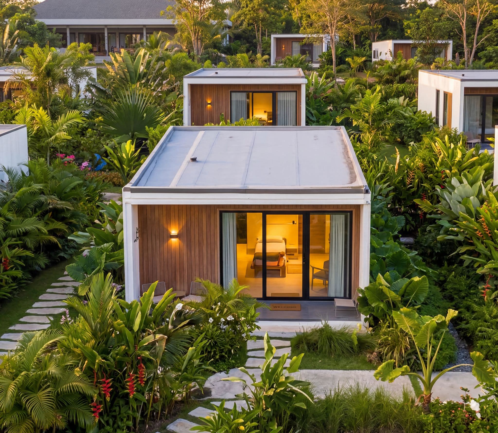 Sportkation Mekong Delta — Cabin Riêng: Tường trắng & gỗ teak ấm áp